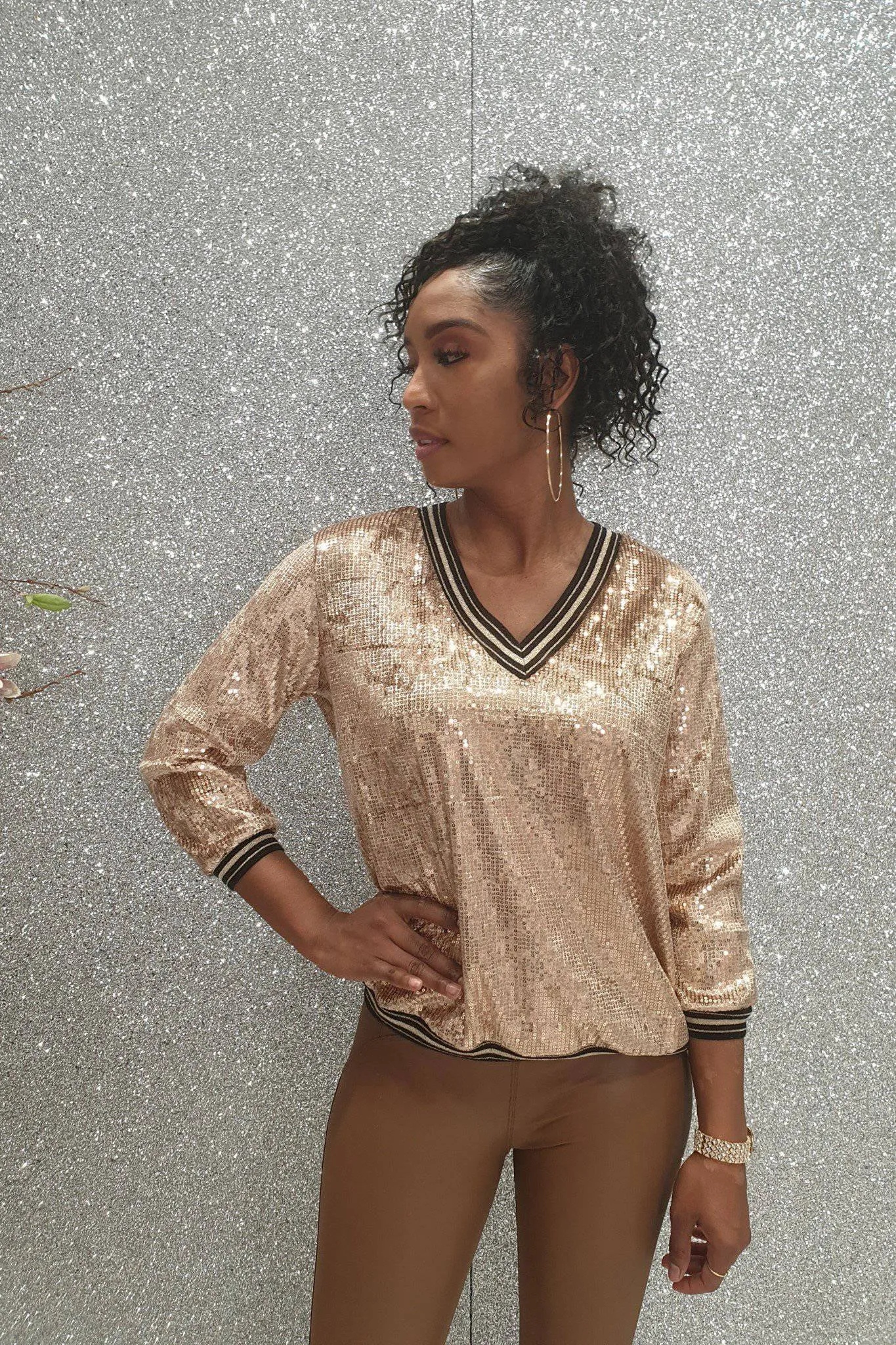 Blusa casual a maniche tre quarti in paillettes dorate con scollo a V e polsini e bordi elasticizzati