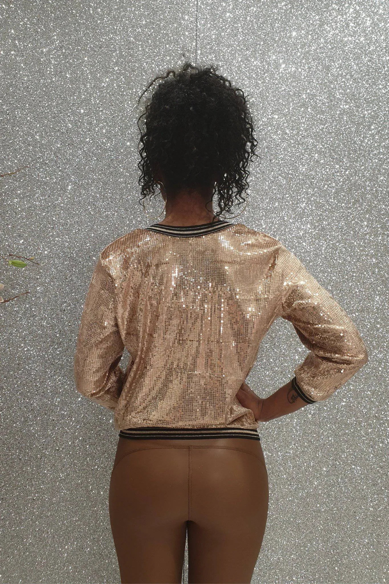 Blusa casual a maniche tre quarti in paillettes dorate con scollo a V e polsini e bordi elasticizzati