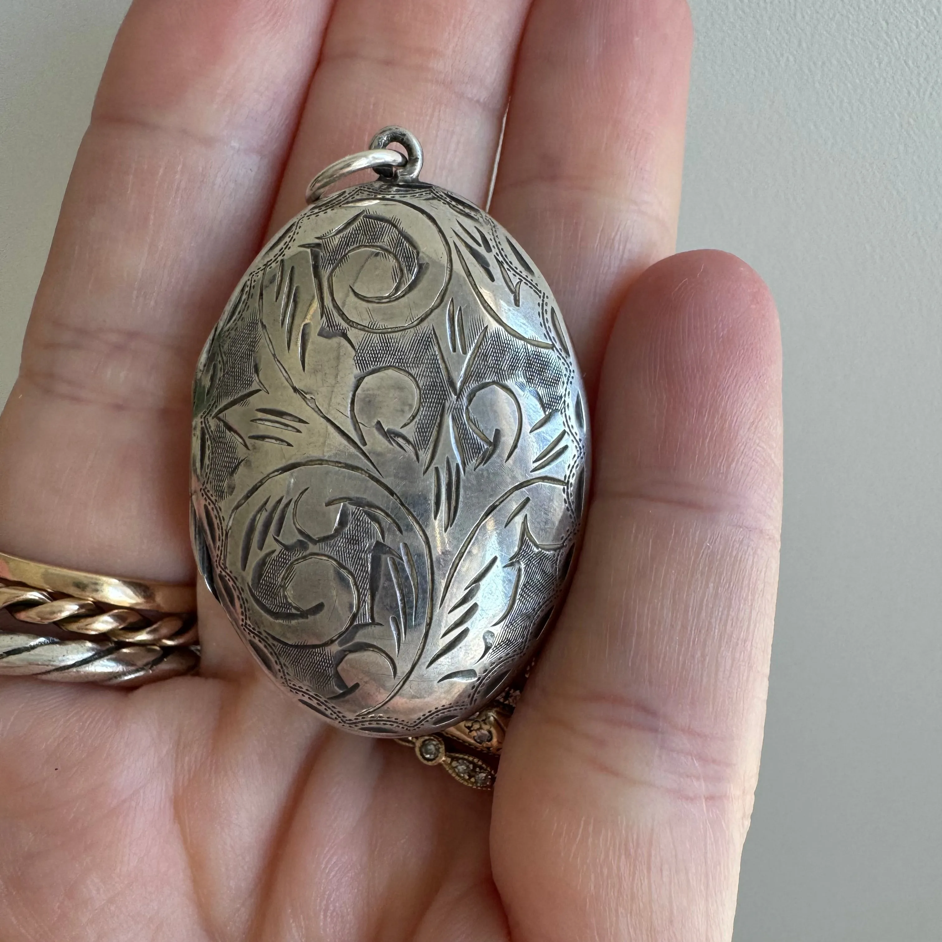 V I N T A G E // like an egg / sterling silver ornate engraved oval locket / a large pendant